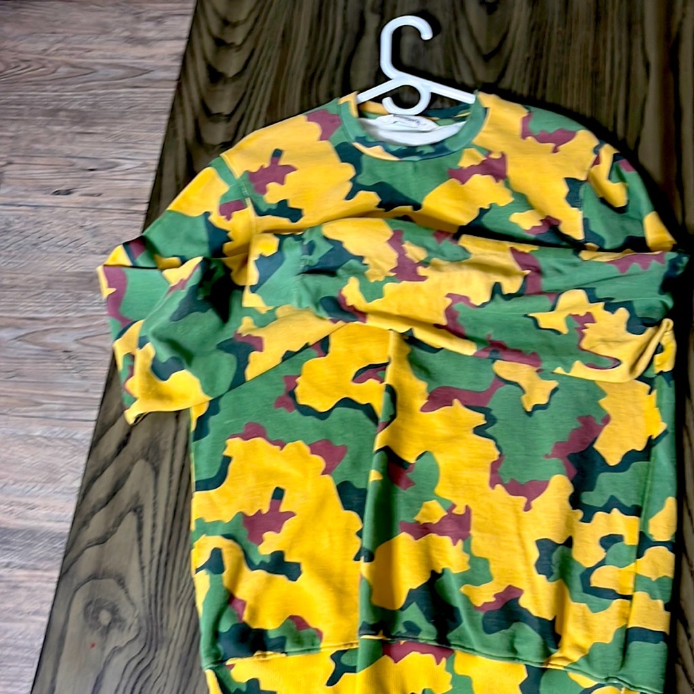 Used men’s yellow camouflage Elven Paris medium sweatshirt